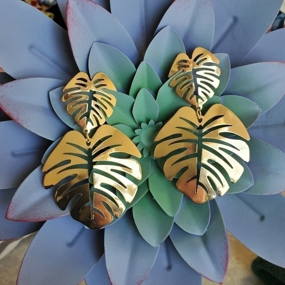 NEW Large Gold Monstera Leaf Earrings - Picture 1 of 5